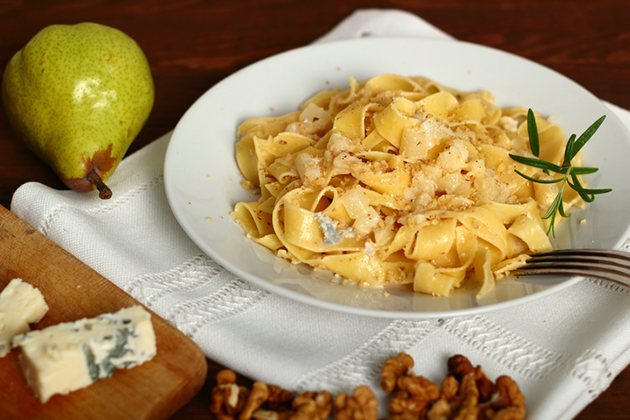 Pappardelle con queso azul y peras