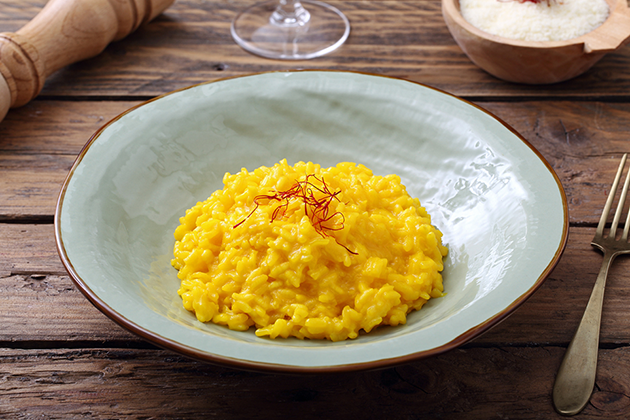 Risotto cremoso con azafrán 