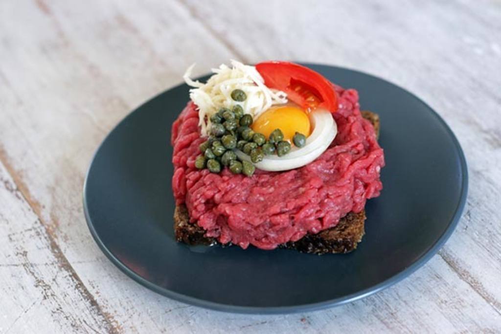 Smørrebrød con tartar de ternera y alcaparras