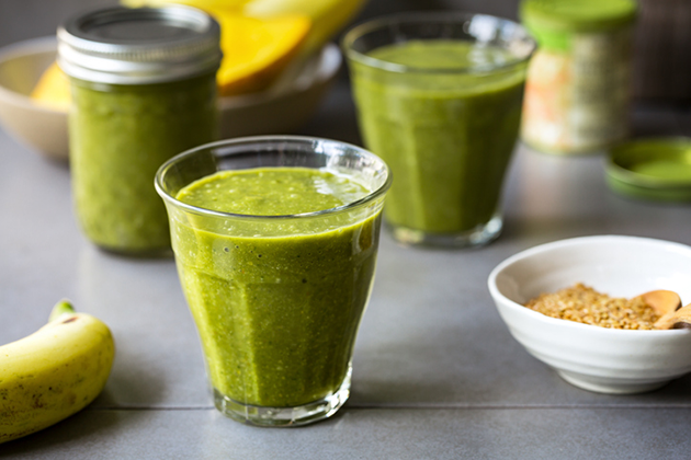 Smoothie de mango y plátano con matcha