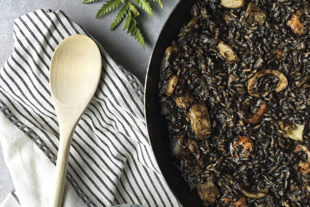 Arroz negro con sepia y gambones