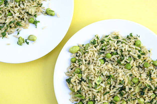 Arroz salteado con salsa pesto, habitas, ajos tiernos y kale