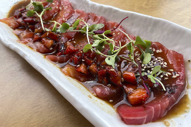 Sashimi de salmón bicolor con fresas