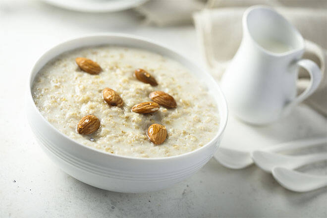 Bol de avena con coco, quinoa, frutos secos y chocolate