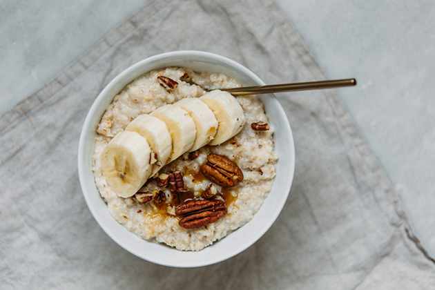 bol con avena, plátano y pacanas