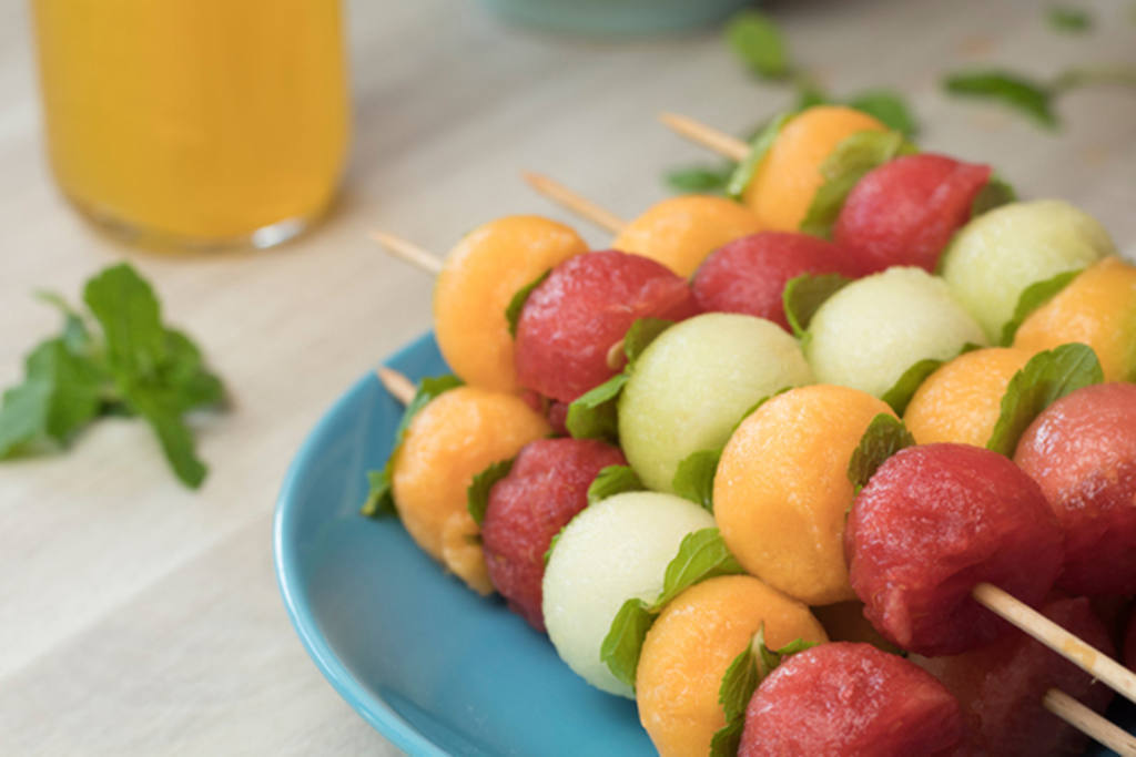 Brochetas de melón con salsa de caramelo