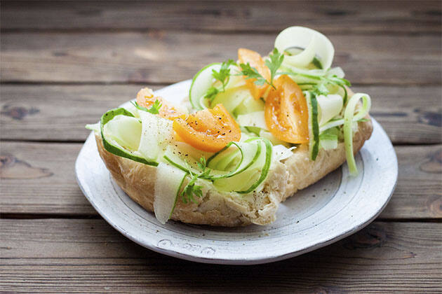 Bruschetta de pepino e hinojo