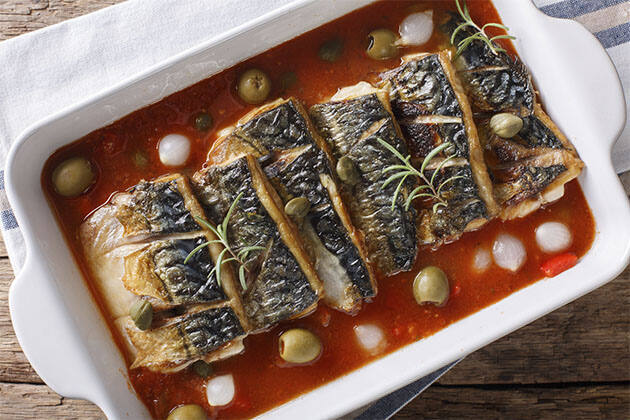 Caballa al horno con alcaparras, salvia y aceitunas