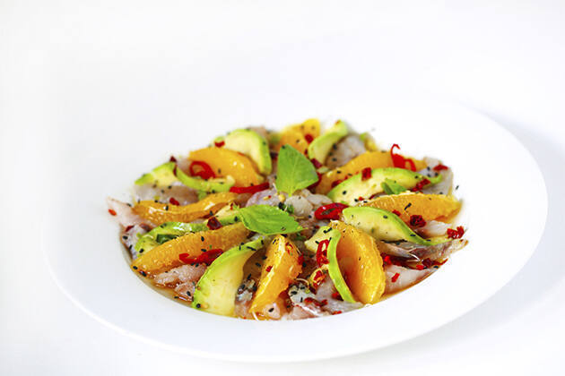 Carpaccio de bacalao ahumado con aguacate y naranjas