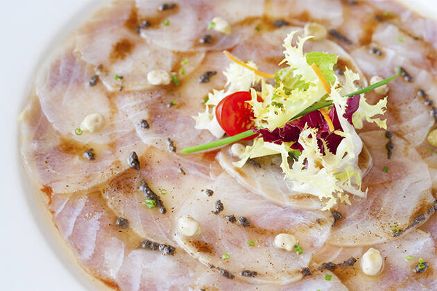 Carpaccio de bacalao ahumado y salsa olivada