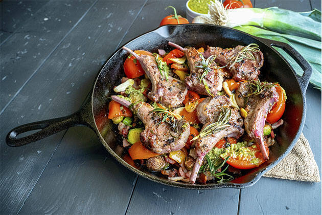 Chuletas de cordero con verduras