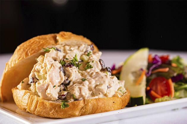 Croissant relleno de ensalada de pollo