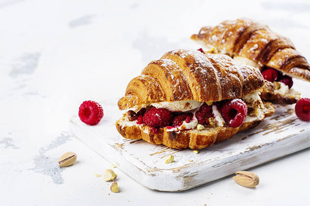 Croissant relleno de helado y frambuesas