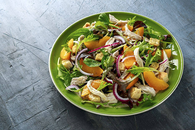 Ensalada de albaricoques y brotes de primavera