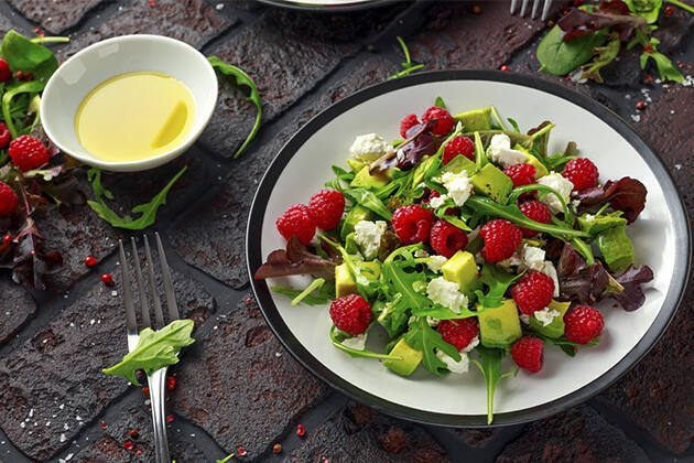 Ensalada de brotes, aguacate, queso feta y moras o frambuesas