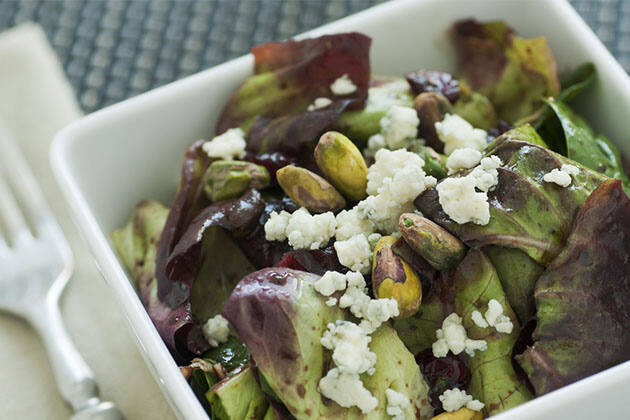 Ensalada de gorgonzola y pera con vinagreta de pistachos