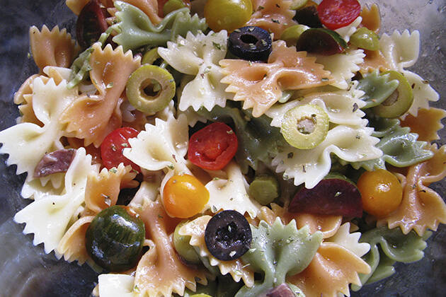 Ensalada multicolor con tomates cherry