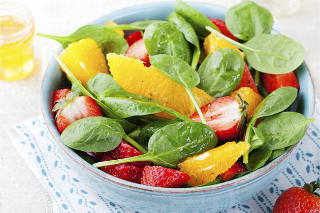 Ensalada de fresas con naranja y espinacas con vinagreta balsámica