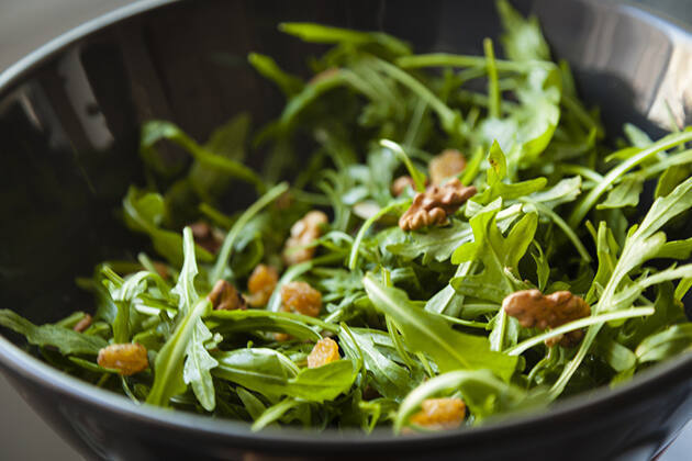 Ensalada de rúcula, pasas y nueces