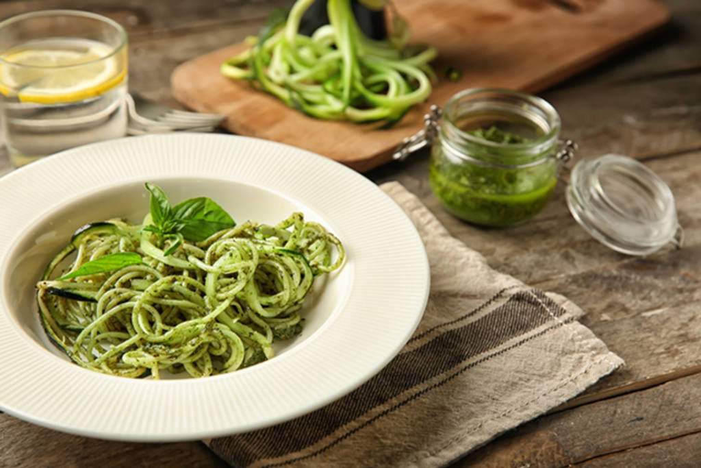 Espaguetis de calabacín con salsa pesto