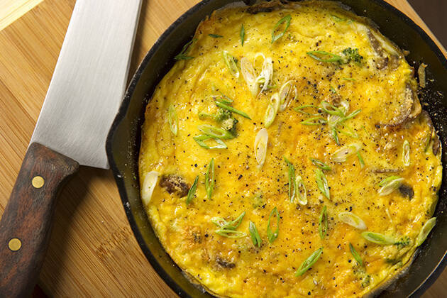 Frittata de ajos tiernos y setas colmenilla