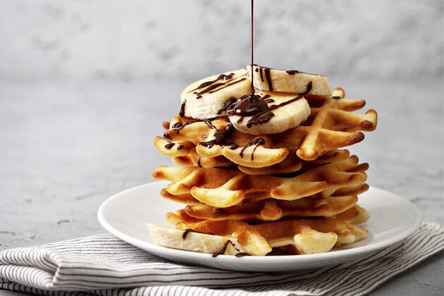 Gofres con chips de chocolate, plátano y frambuesas