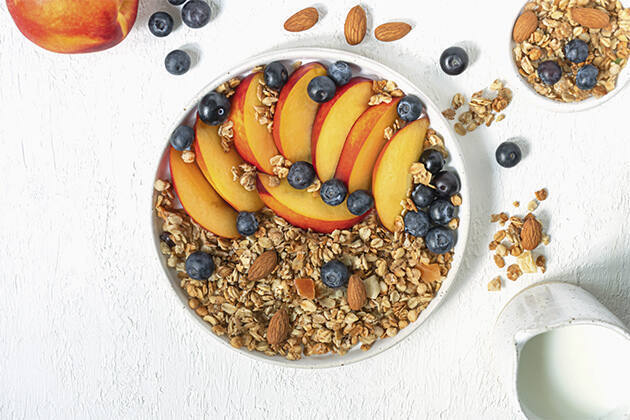 Granola casera con nectarina y leche de almendras