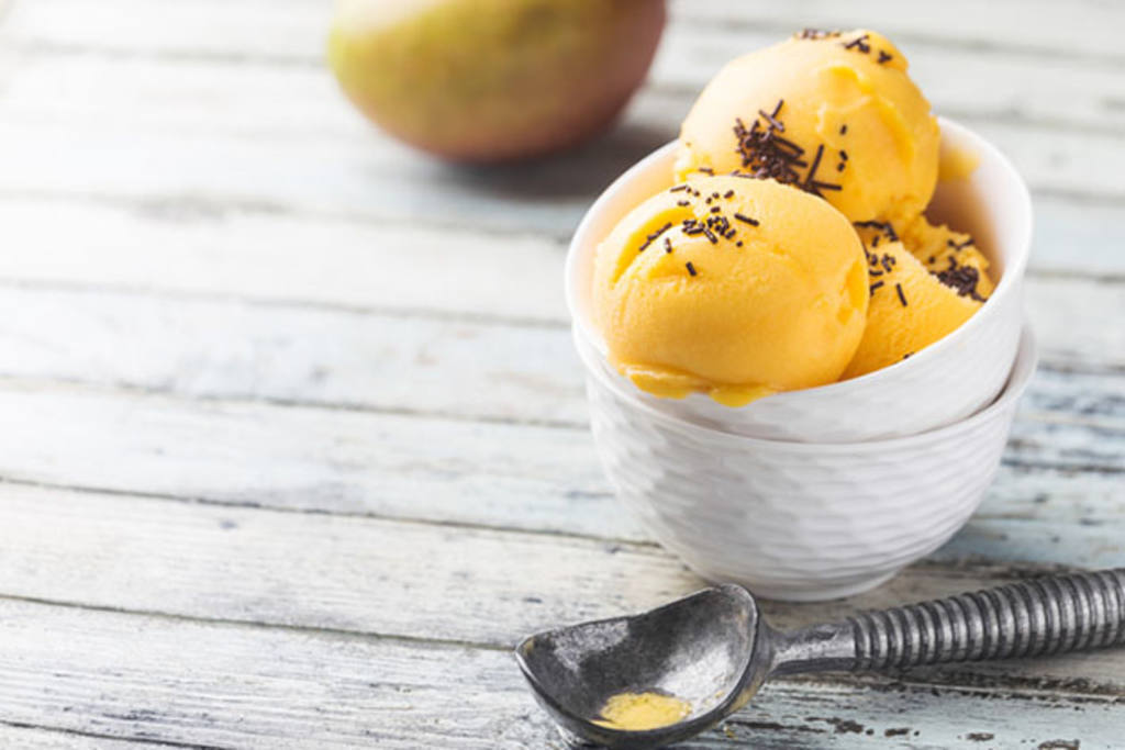 Helado cremoso de coco y mango