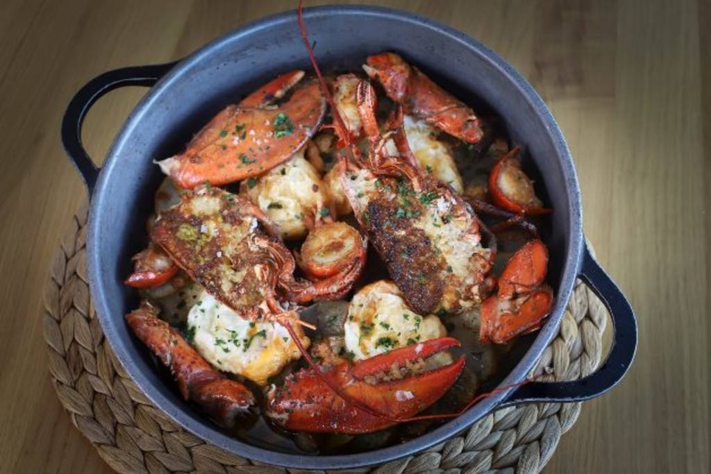 Huevos pochados con patatas al horno y bogavante