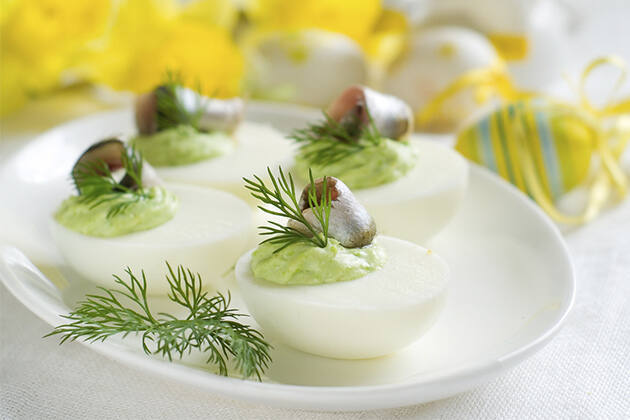 Huevos rellenos con aguacate y boquerones en vinagre