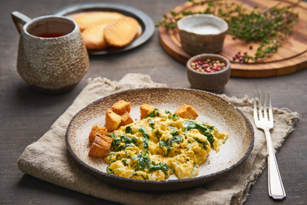 Huevos revueltos con espinacas y gambas