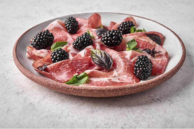 Jamón con moras y albahaca