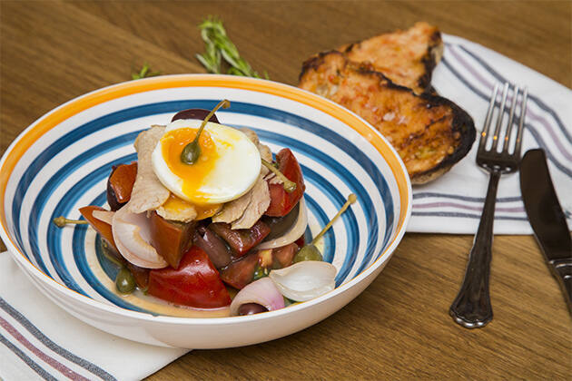 Ensalada ventresca de atún, tomates, cebolla de figueres