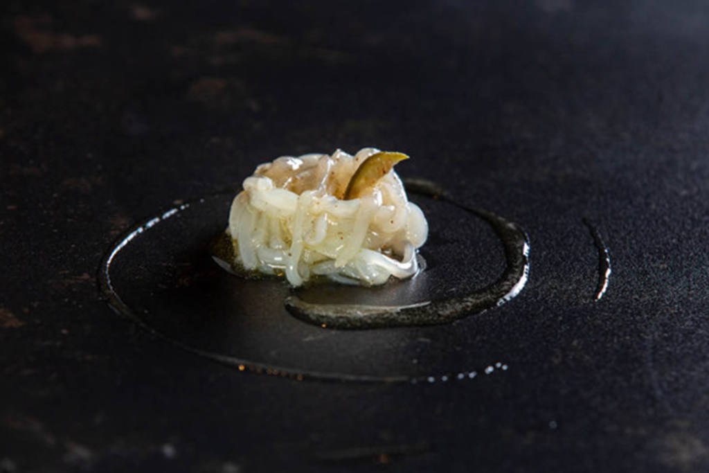 el calamar “crú” atemperado con mantequilla negra y alcaparrón de El Saucejo