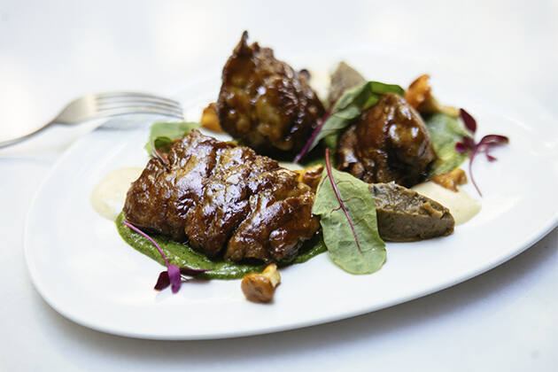 ternera con picada de piñones y albahaca