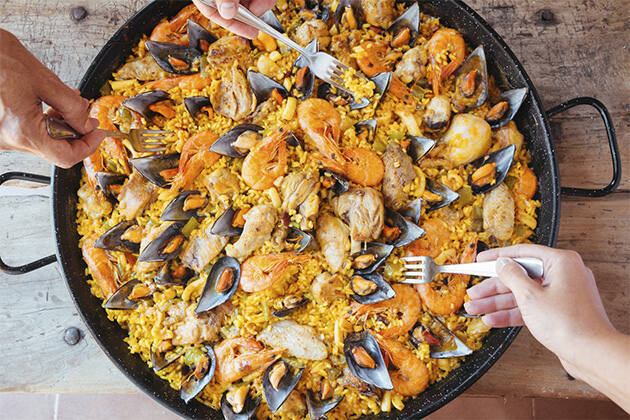 Paella de pollo y marisco