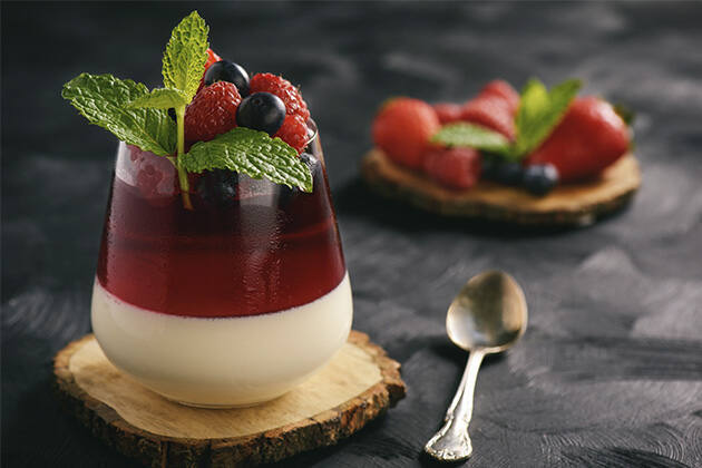 Panna cotta con gelatina de frutos rojos