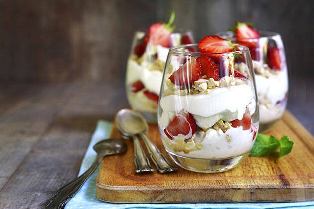 Parfait de fresas con muesli o granola y perfume de ron