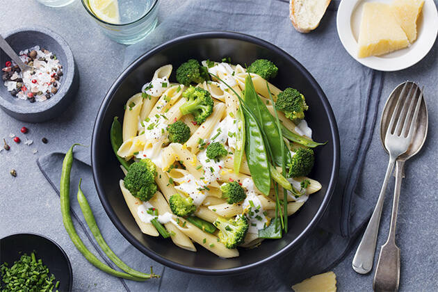 Pasta con verduras, salsa de yogur y ajos tiernos