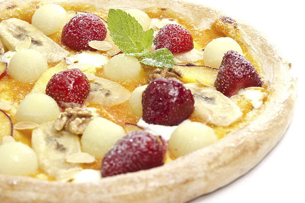 Pizza dulce con fresas, melón y plátano