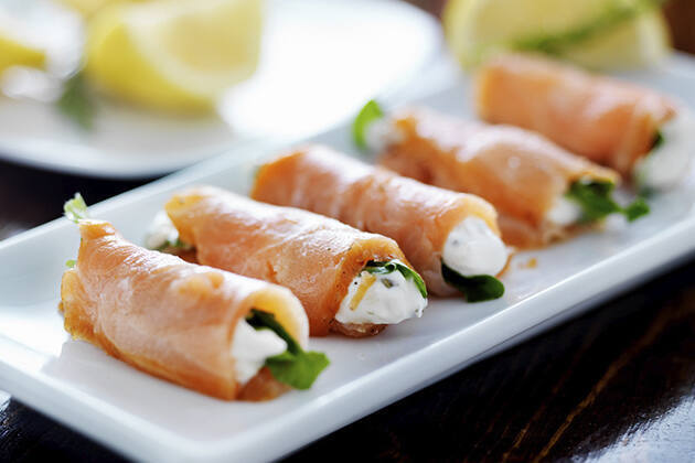 Rollitos de salmón con naranja, albahaca y queso