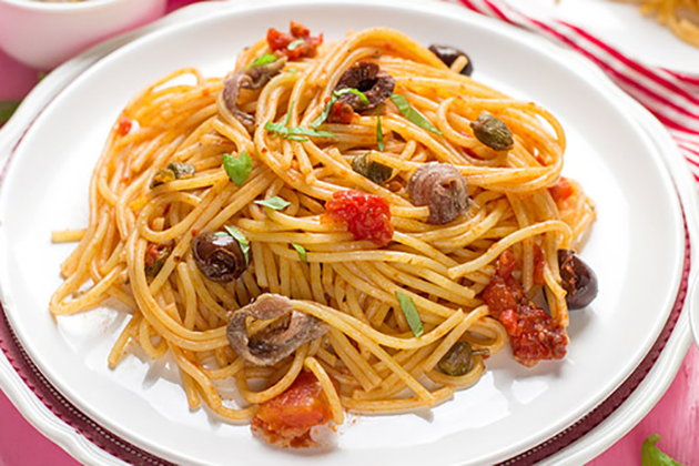 Pasta amb tomàquet, anxoves, tàperes i olives 