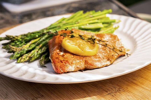 Salmón con espárragos, parmesano y limón