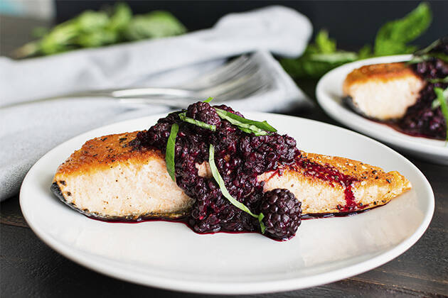 Salmón con salsa de moras y balsámico