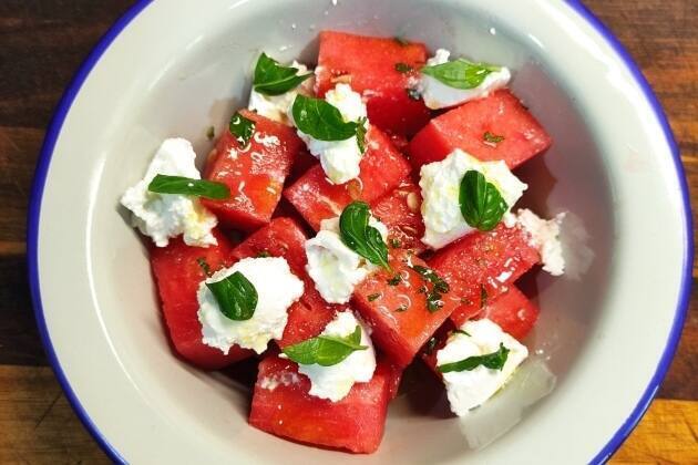 sandía, ricotta y albahaca