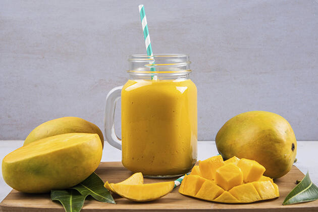 Smoothie de mango, piña y coco