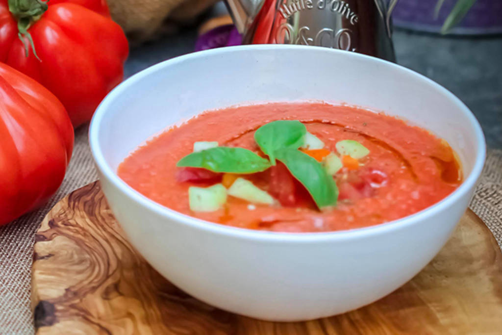 Sopa freda de tomàquet amb oli d'alfàbrega