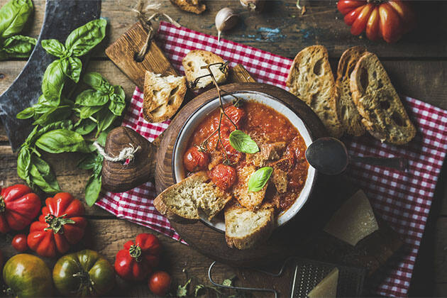 Sopa de tomate asado y albahaca