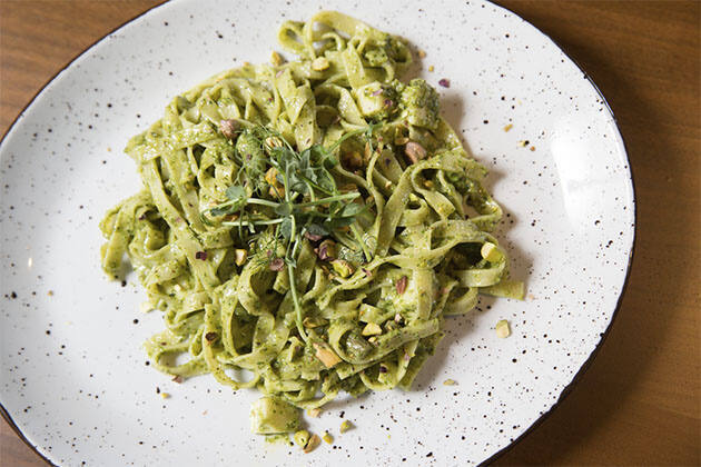 Espaguetis con pesto de pistachos