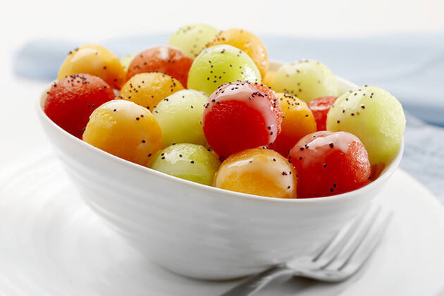 bolas de melón y sandía con almíbar de ron y sésamo